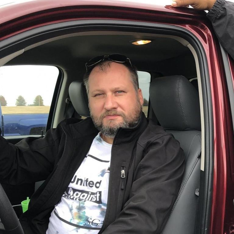 TM Garret, früher bekannt als Achim Schmid, sitzt in einem Auto