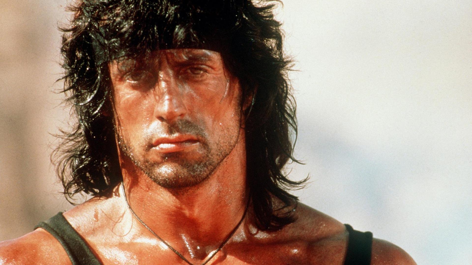 Der US-amerikanische Schauspieler Sylvester Stallone als knallharter Kämpfer in "Rambo III".