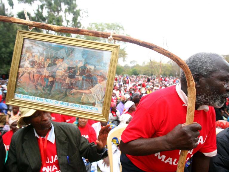 Ein Menschenmenge hat sich in Nairobi zur Einweihung des Denkmals für die Opfer des Mau-Mau-Krieges versammelt, im Vordergrund die Veteranen der Unabhängigkeitsbewegung.
