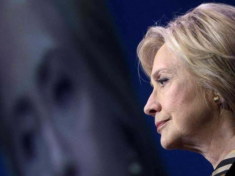 Hillary Clinton im Profil vor dunklem Hintergrund