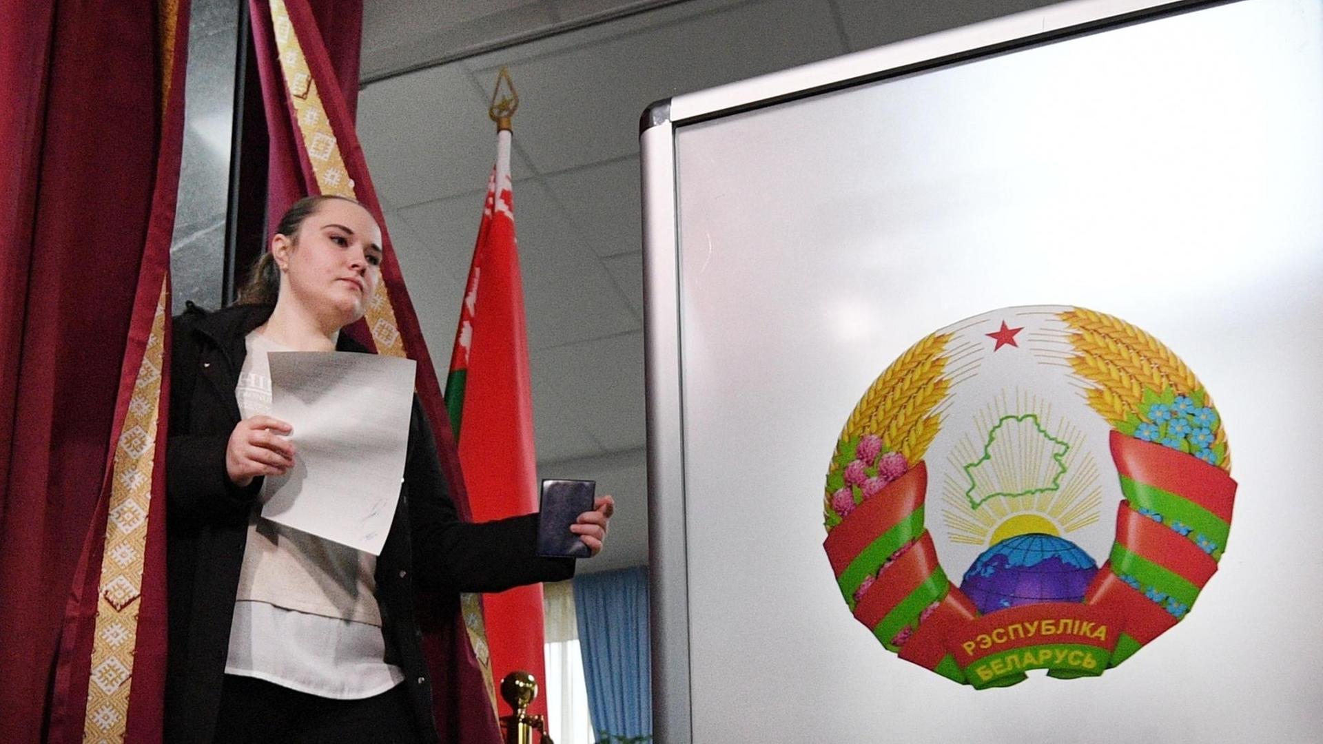 Eine Frau verlässt in Weißrussland eine Wahlkabine