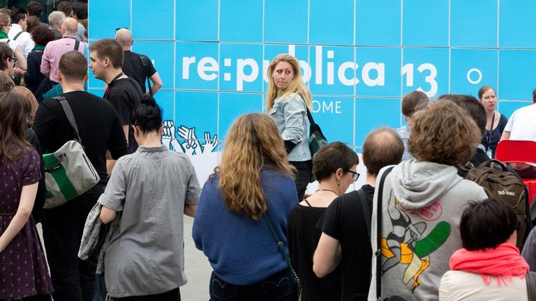 Zahlreiche Menschen kommen zur Internetkonferenz Re:publica am 06.05.2013 in Berlin. Von Montag bis Mittwoch treffen sich Mikroblogger, Medienarbeiter und Netzfreunde in Berlin, um sich auszutauschen und zu feiern. Foto: Jšrg Carstensen/dpa Zahlreiche Menschen kommen zur Internetkonferenz Re:publica am 06.05.2013 in Berlin. Von Montag bis Mittwoch treffen sich Mikroblogger, Medienarbeiter und Netzfreunde in Berlin, um sich auszutauschen und zu feiern. Foto: Jšrg Carstensen/dpa