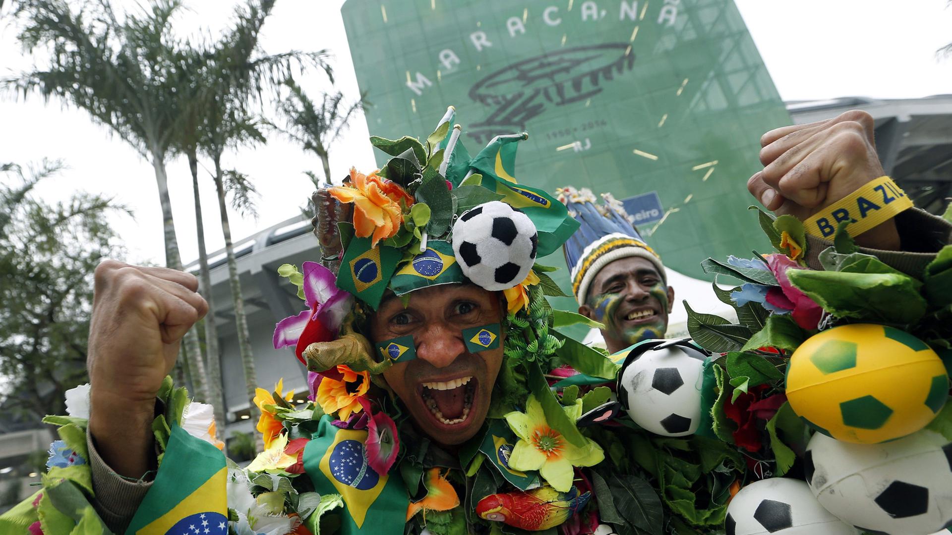 Brasilianische Fußball-Fans vor dem Maracana-Stadion in Rio de Janeiro