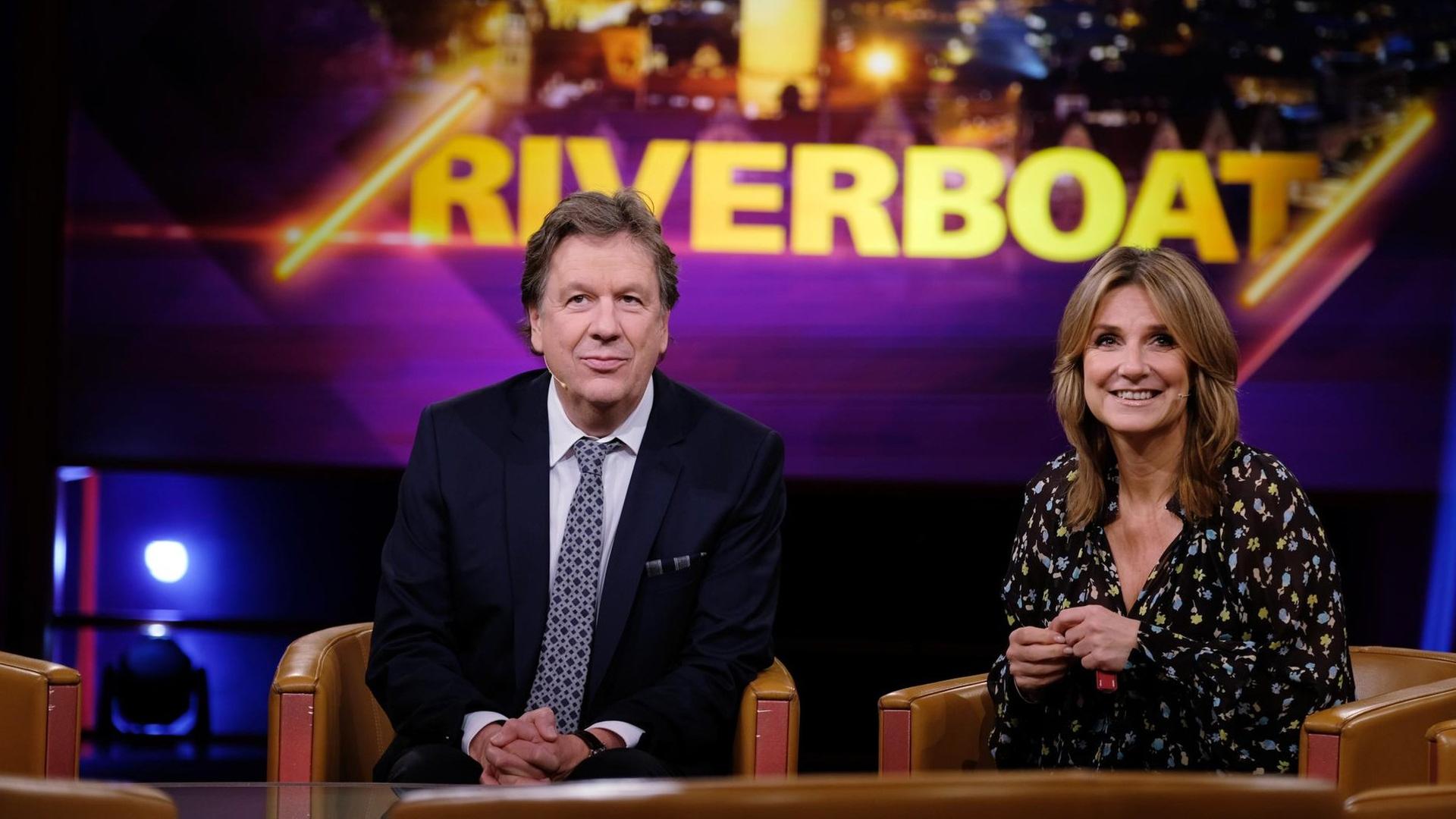 17.12.2018, Sachsen, Leipzig: Jörg Kachelmann und Kim Fisher sitzen bei Proben zur Talkshow "Riverboat" des Mitteldeutschen Rundfunks (MDR) im Studio. Beide moderieren "Riverboat" künftig wöchentlich, die erste gemeinsame Sendung wird am 04.01.2019 ausgestrahlt. Foto: Sebastian Willnow/dpa-Zentralbild/dpa | Verwendung weltweit 17.12.2018, Sachsen, Leipzig: Jörg Kachelmann und Kim Fisher sitzen bei Proben zur Talkshow "Riverboat" des Mitteldeutschen Rundfunks (MDR) im Studio. Beide moderieren "Riverboat" künftig wöchentlich, die erste gemeinsame Sendung wird am 04.01.2019 ausgestrahlt. Foto: Sebastian Willnow/dpa-Zentralbild/dpa | Verwendung weltweit