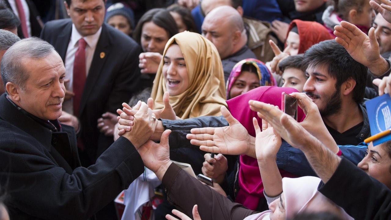 Staatspräsident Recep Tayyip Erdogan umgeben von Menschen