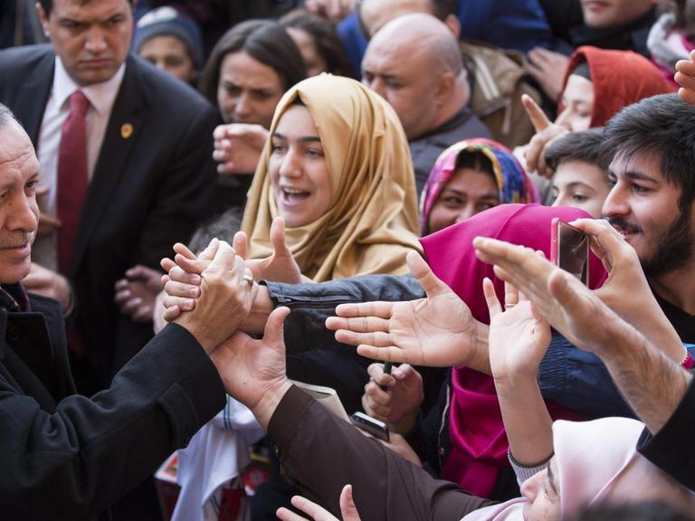Staatspräsident Recep Tayyip Erdogan umgeben von Menschen