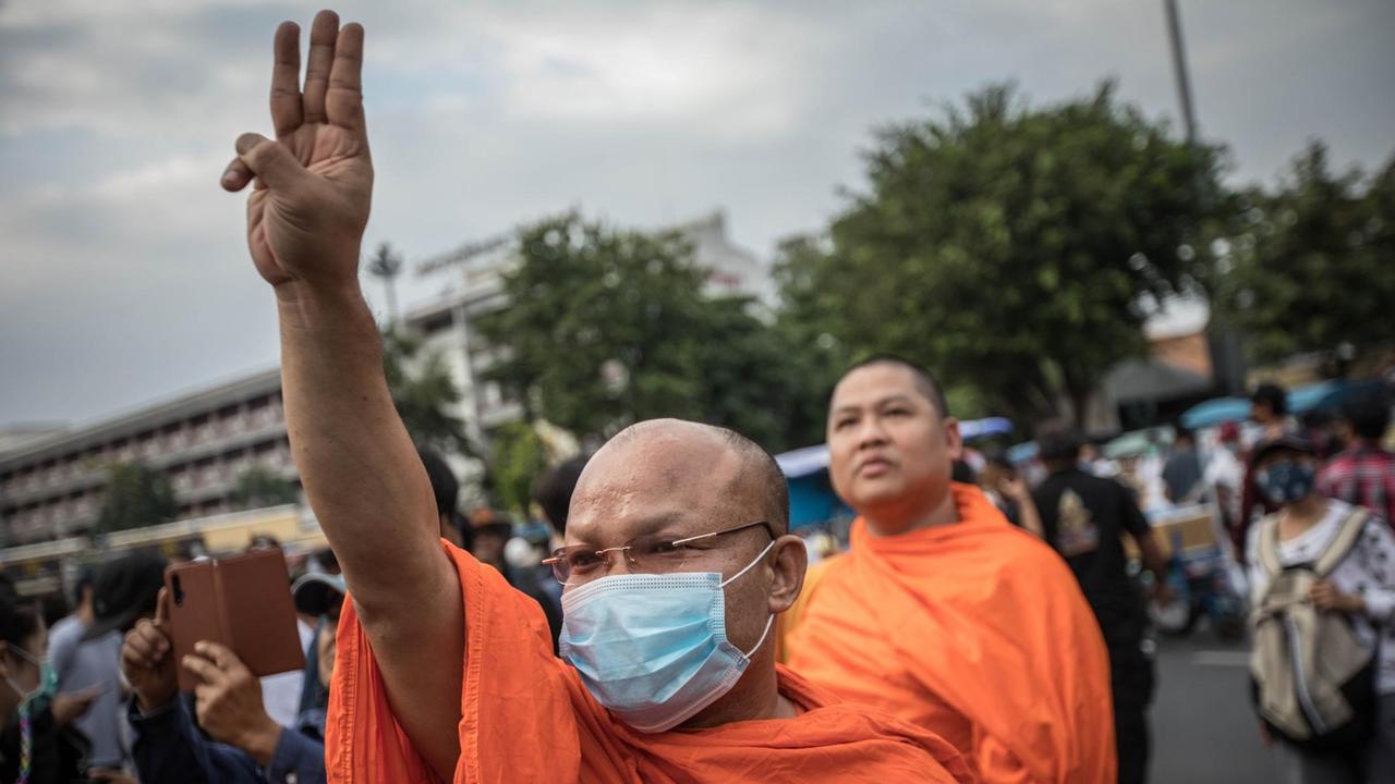Buddhistische Mönche bei einer Demonstration im November 2020. Das "Drei-Finger-Handzeichen" gilt als Symbol des Protests gegen das Militärregime und den amtierenden König.