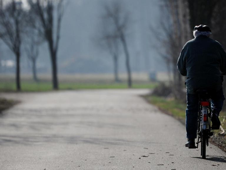 Ein alter Mann fährt am Mittwoch (28.03.2012) auf einer Landstraße nach Schwarzkollm in Ostsachsen.