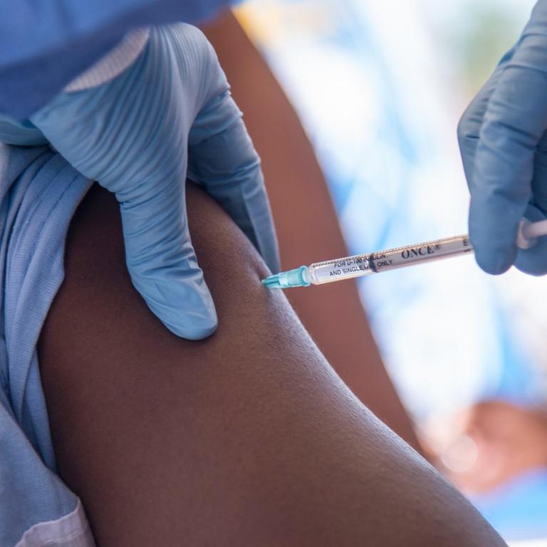 Eine Mitarbeiterin der Weltgesundheitsorganisation WHO spritzt eine Impfung in den Oberarm eines Patienten im kongolesischen Ort Mbandaka