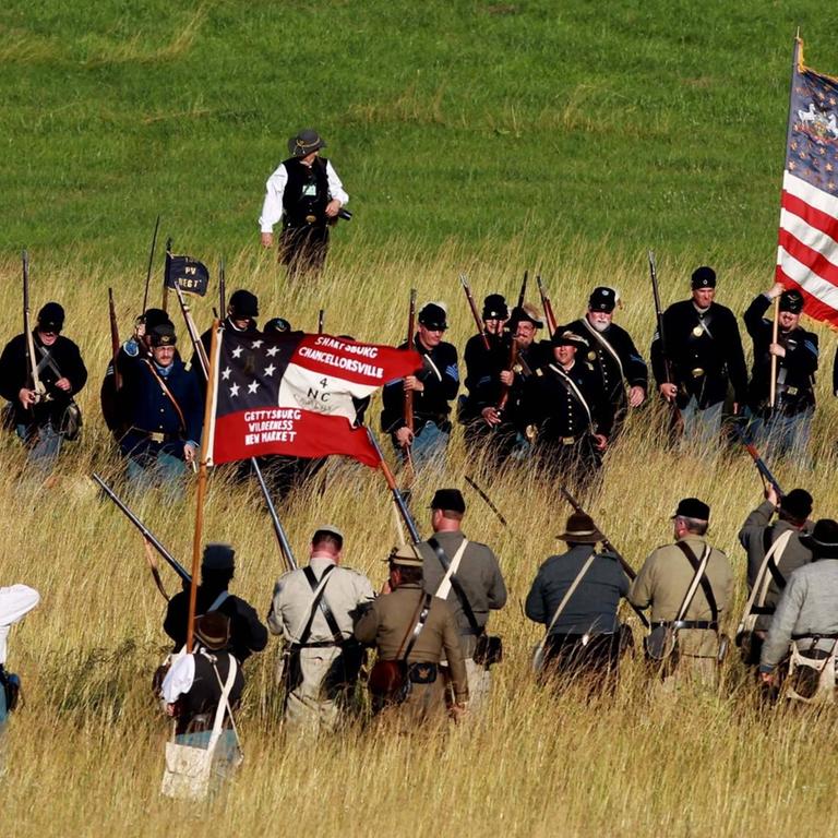 Freiwillige spielen Szenen aus der Schlacht bei Gettysburg in Pennsylvania nach. Sie gilt als Wendepunkt im Amerikanischen Bürgerkrieg.  