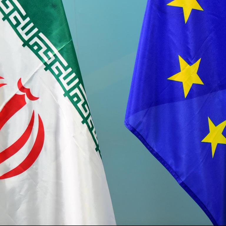 Die Flaggen des Iran und der EU nebeneinander. 