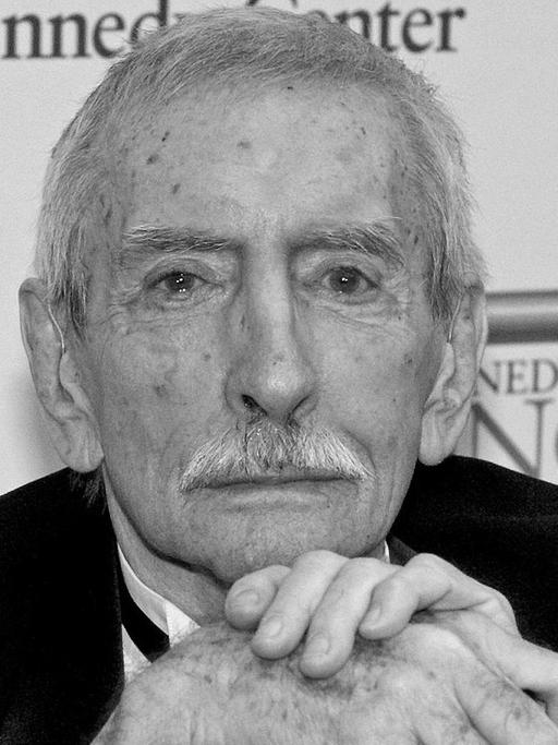 Das Bild zeigt den US-Schriftsteller Edward Albee sitzend und seine Hände auf einen Gehstock sützend während eines Gala-Dinners in Washington DC am 1. Dezember 2012