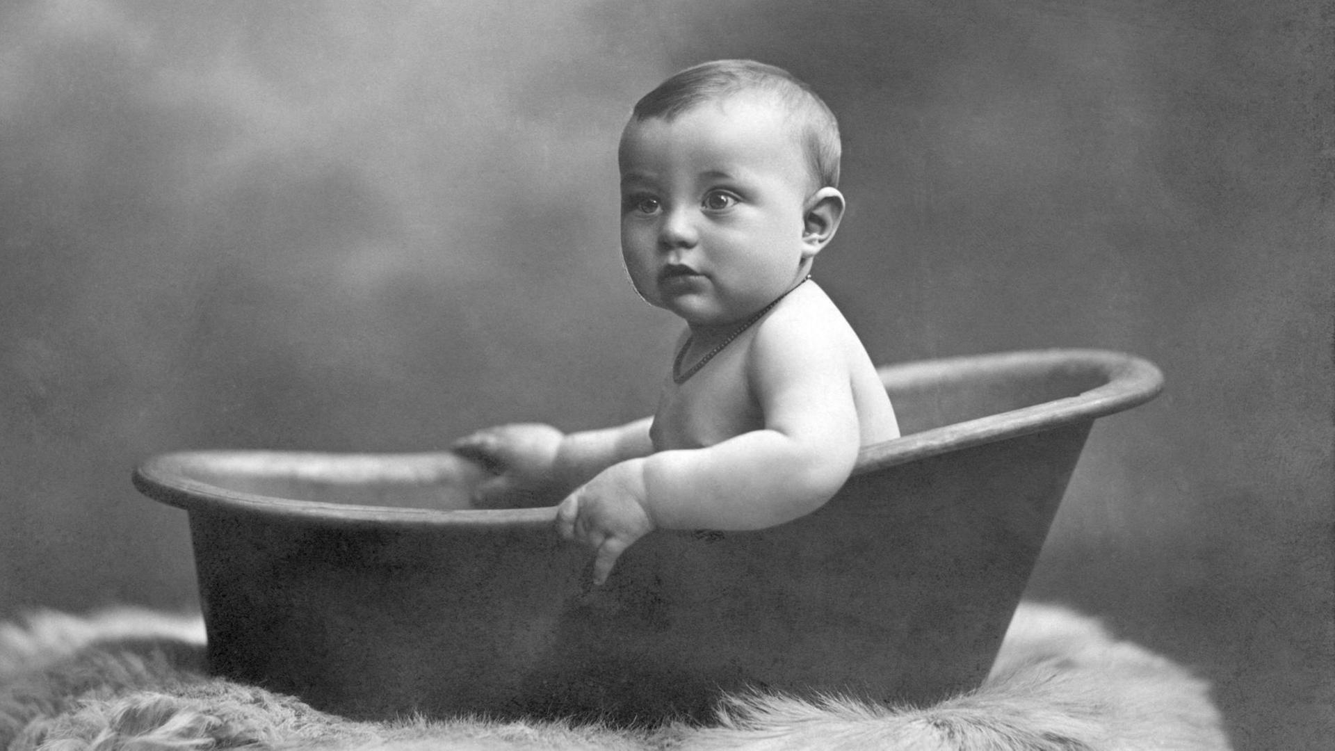 Historische Aufnahme: Baby in der Badewanne, circa 1915