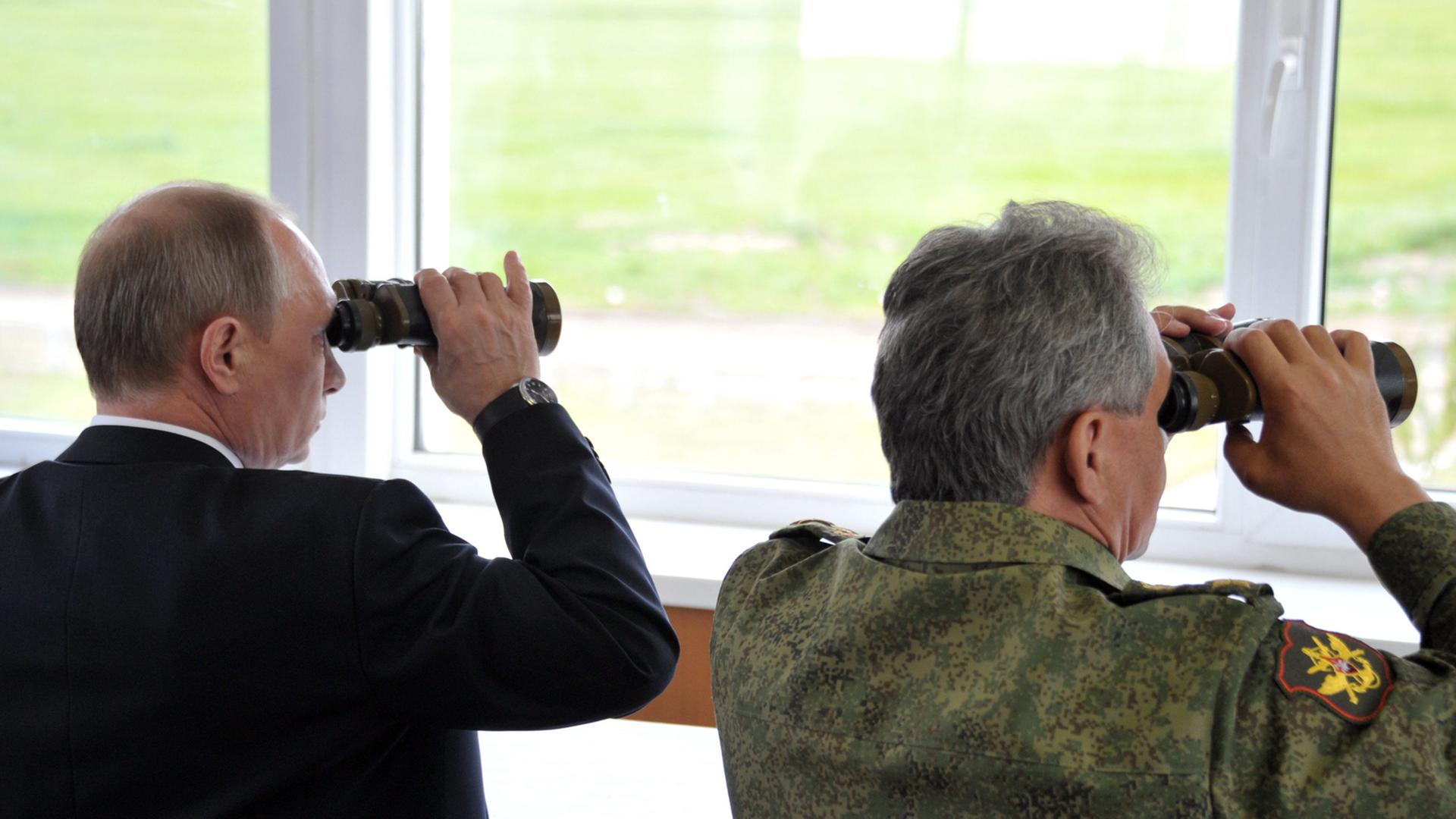 Der russische Präsident Wladimir Putin (l), und Verteidigungsminister Sergej Schoigu (r) bei einer Militärübung im Juli 2013. Der russische Präsident Wladimir Putin (l), und Verteidigungsminister Sergej Schoigu (r) bei einer Militärübung im Juli 2013.
