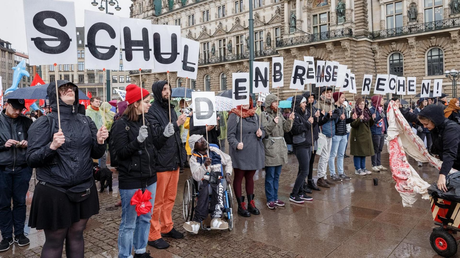 Demonstranten halten Schilder mit der Aufschrift "Schuldenbremse streichen!".