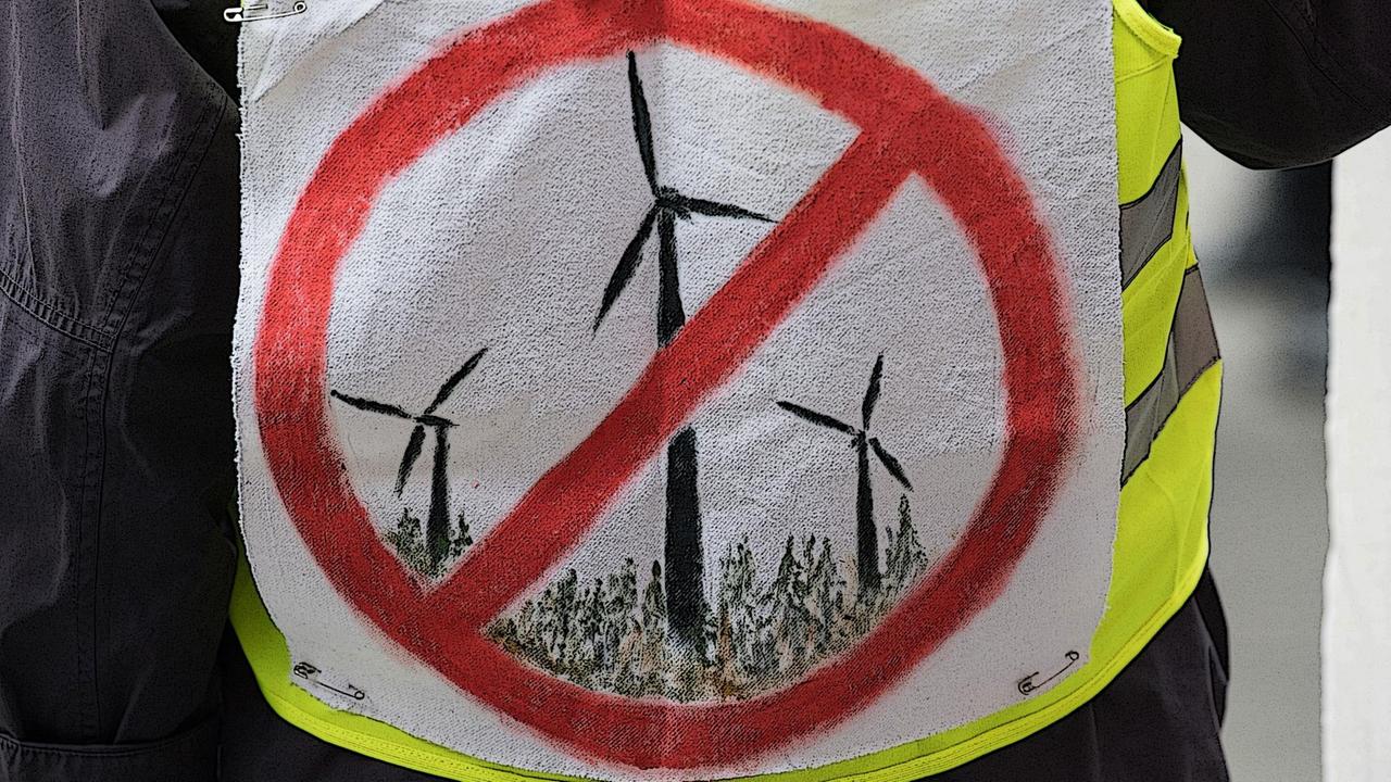 Gegen die Politik der hessischen Landesregierung beim Thema Windenergie richtet sich dieses Banner auf einer Demonstration in Frankfurt am Main (Hessen) am 16.12.2016.