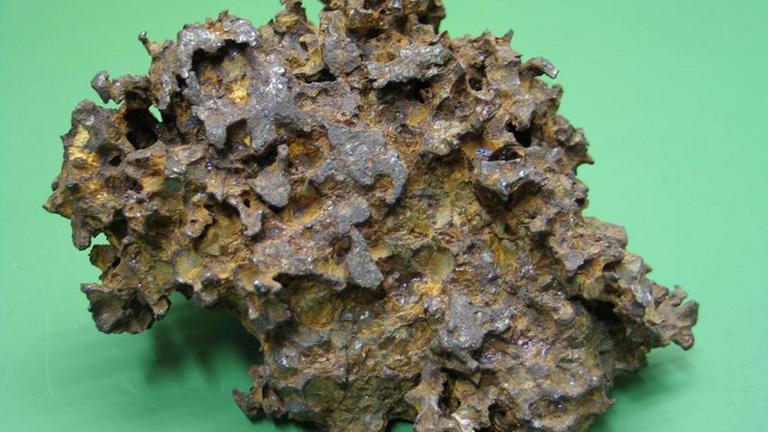 Ein Pallasit, gefunden 1749 bei Krasnojarsk, aus der Mineralogischen Sammlung der Friedrich-Schiller-Universität Jena