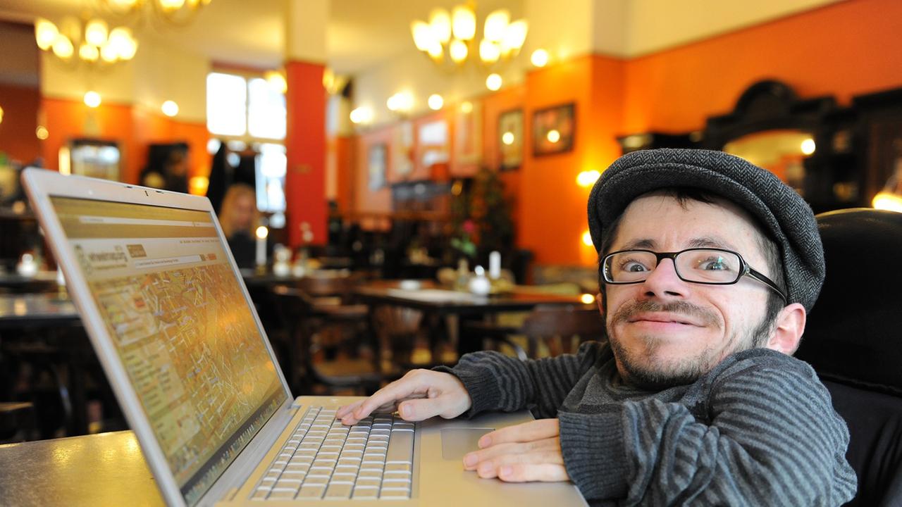 Raul Krauthausen sitzt am 09.02.2011 in einem Cafe im Berliner Stadtteil Schöneberg an seinem Laptop. Als Rollstuhlfahrer kennt Krauthausen all die Probleme, mit denen sich behinderte Menschen im Alltag konfrontiert sehen. Deshalb entwickelte er die onlin Raul Krauthausen sitzt am 09.02.2011 in einem Cafe im Berliner Stadtteil Schöneberg an seinem Laptop. Als Rollstuhlfahrer kennt Krauthausen all die Probleme, mit denen sich behinderte Menschen im Alltag konfrontiert sehen. Deshalb entwickelte er die onlin