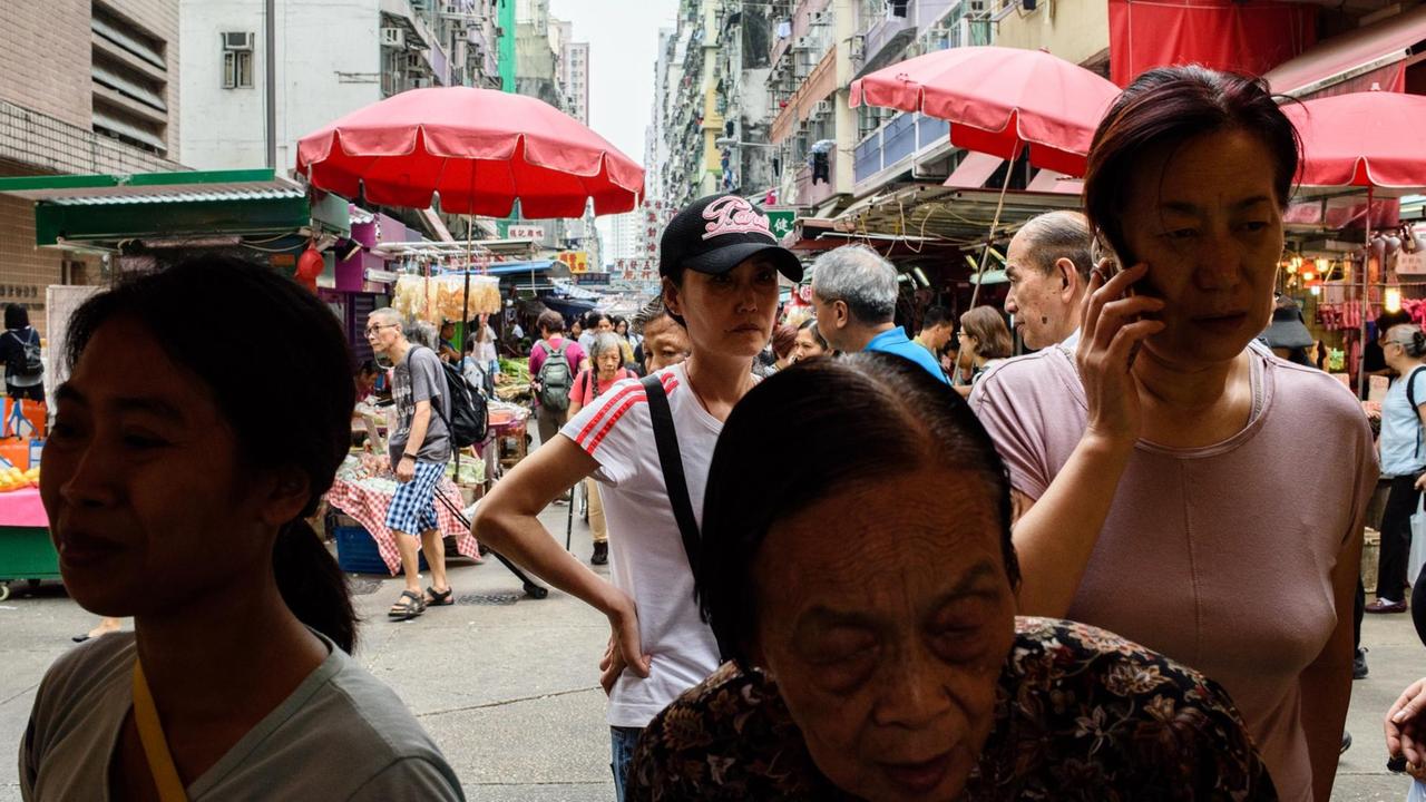 Fußgänger auf einem Straßenmarkt in Hongkong