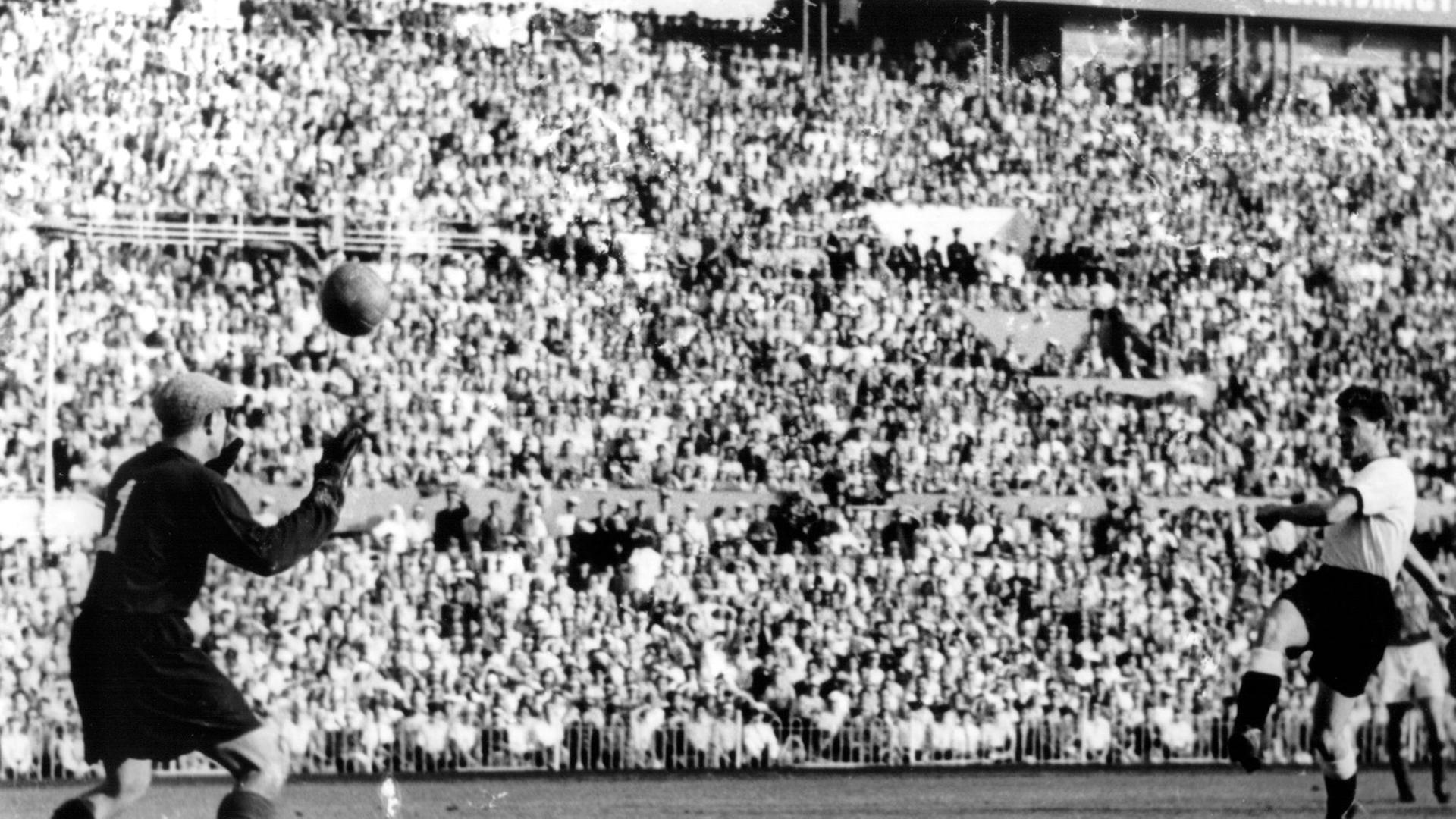 Am 21. August 1955 stehen sich in einem Fußballländerspiel die Sowjetunion und Deutschland gegenüber. Die Sowjets gewannen 3:2