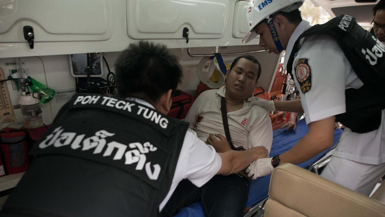 Helfer der Poh Teck Tung Stiftung versogen einen Demonstranten mit einer Schusswunde.