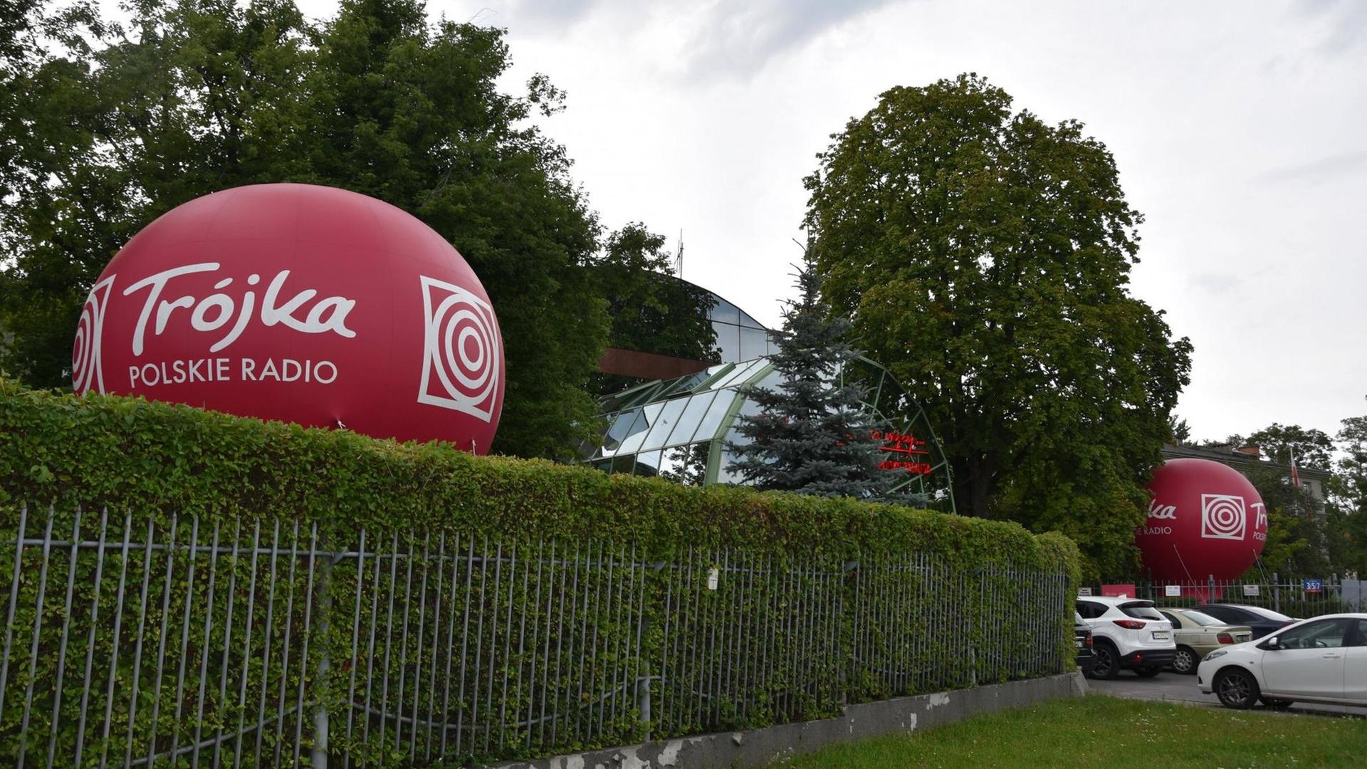 Der Sitz des Radiosenders Trojka in Warschau, der Schriftzug des Senders auf einem roten Ballon vor einem Gebäude