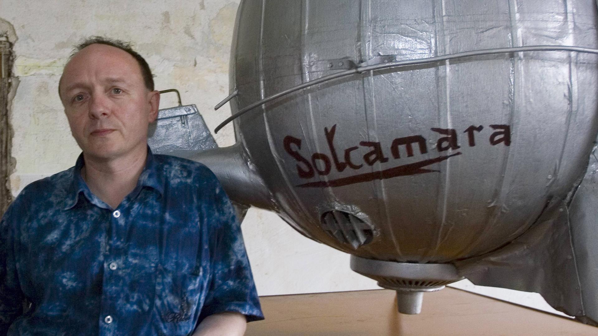 Kurator Peter Lang neben dem Modell "Solcamara" in der Ausstellung über den Weltraumphantasten Karl Hans Janke.