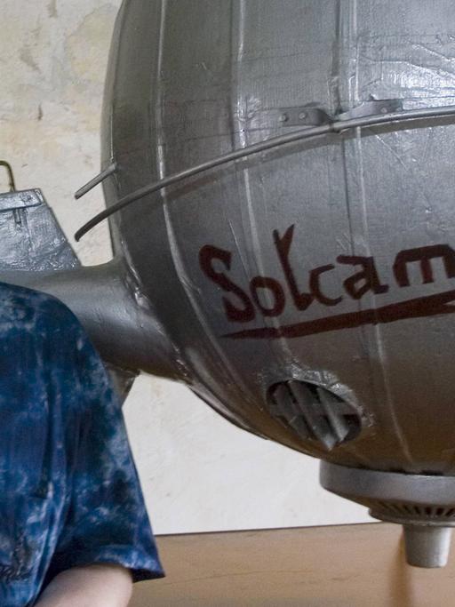 Kurator Peter Lang neben dem Modell "Solcamara" in der Ausstellung über den Weltraumphantasten Karl Hans Janke.