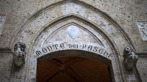 Das Eingangstor zum Gebäude der italienischen Bank Monte dei Paschi.