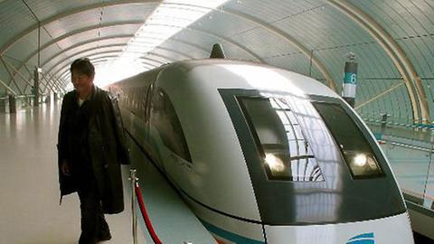Zumindest in Schanghai fährt der Transrapid schon. Zumindest in Schanghai fährt der Transrapid schon.