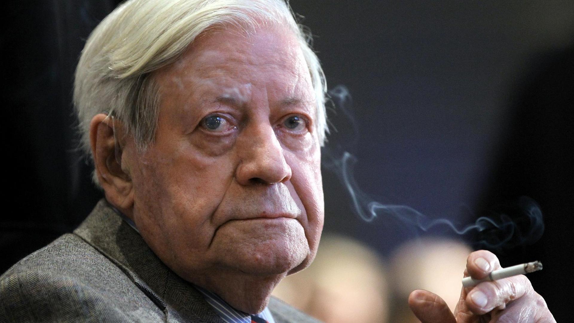 Altbundeskanzler Helmut Schmidt bei einer Tagung 2010 mit einer Zigarette in der Hand.