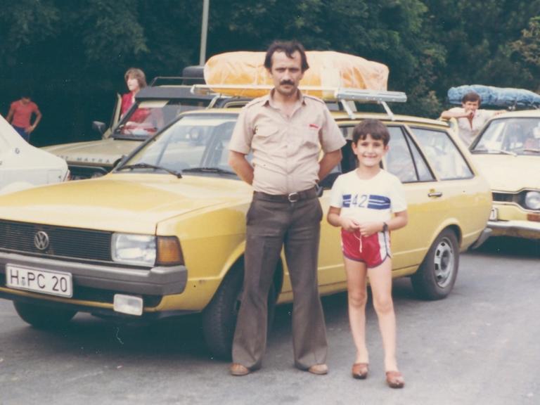 Ein undatiertes, privates Foto aus den siebziger Jahren zeigt eine türkische Gastarbeiterfamilie vor ihrem Auto.