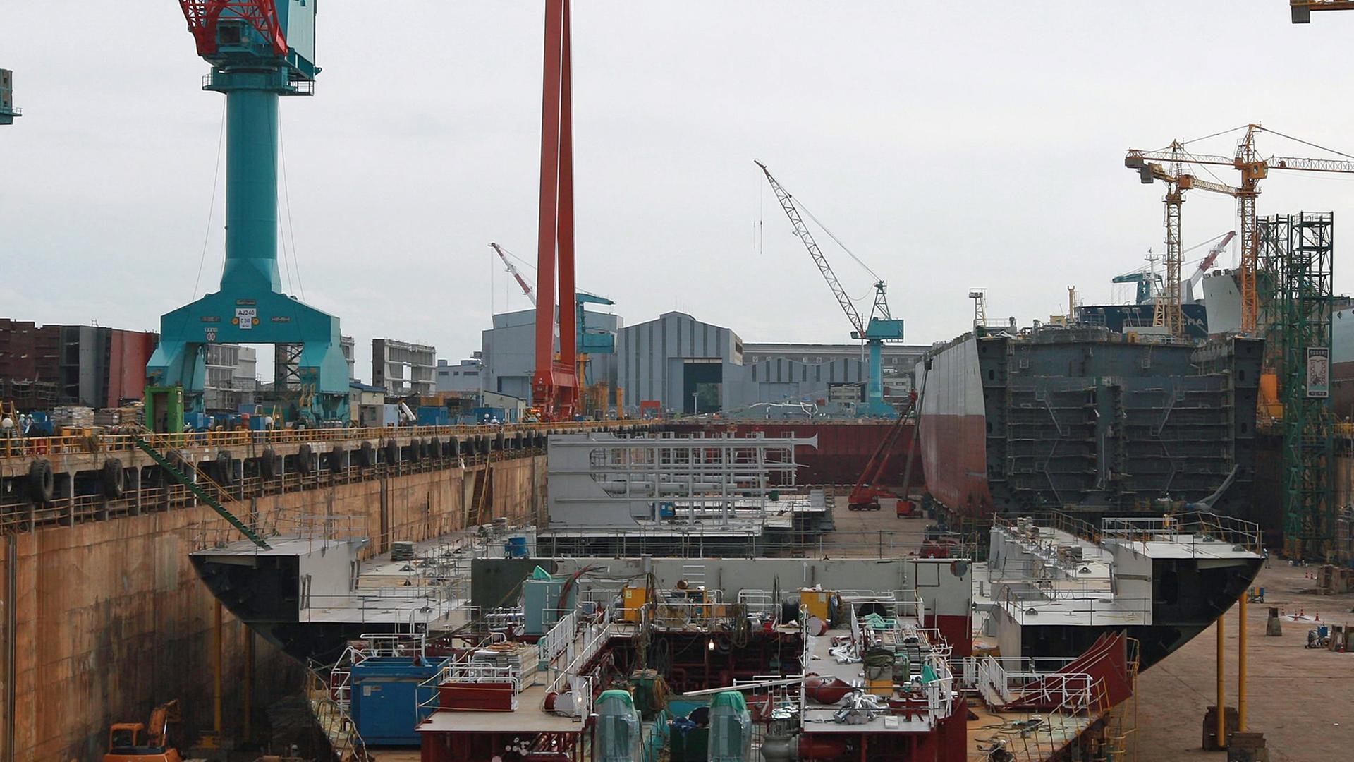 Blick auf die Werft von Hyundai Heavy Industries im südkoreanischen Ulsan am 29.09.2010