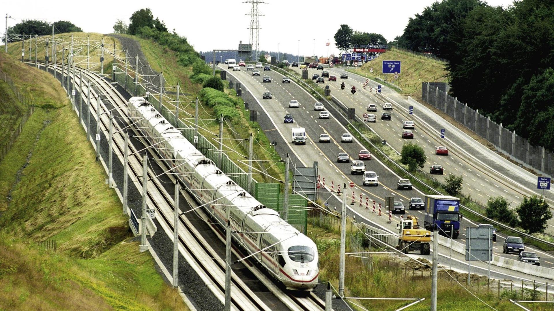 Ein ICE fährt 2002 wenige Tage vor der Öffnung der ICE Strecke Frankfurt - Köln eine Testfahrt entlang der A3 bei Dierdorf.