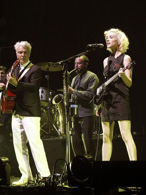 Der britische Musiker Daxid Byrne und die US-Künstlerin Annie Clark stehen auf der Bühne bei einem gemeinsamen Auftritt in Spanien.
