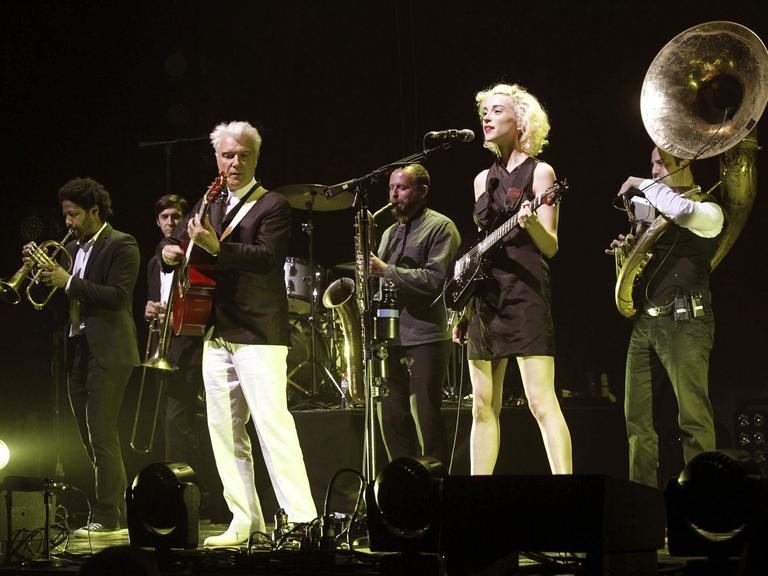 Der britische Musiker Daxid Byrne und die US-Künstlerin Annie Clark stehen auf der Bühne bei einem gemeinsamen Auftritt in Spanien.