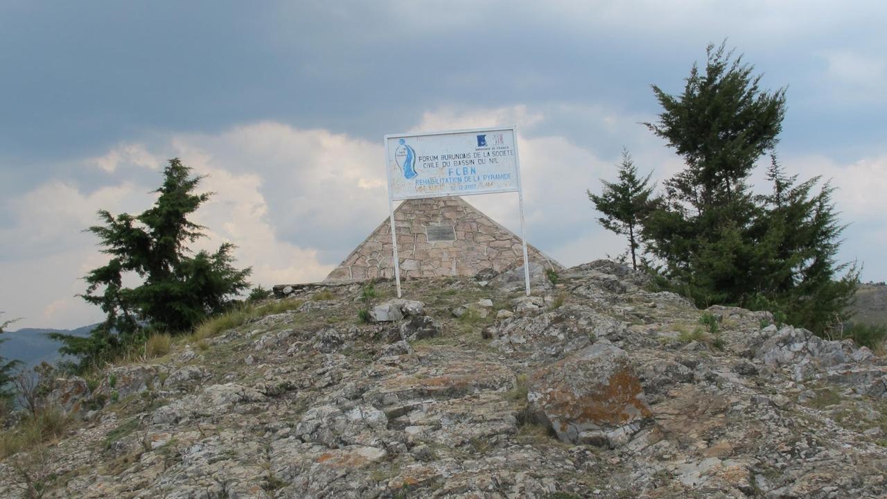 Die südlichste Quelle des Nils als Mini-Pyramide in Burundi.