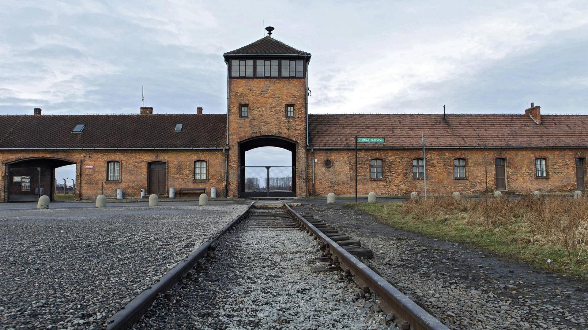Gleise zum ehemaligen Konzentrationslager Auschwitz-Birkenau in Polen