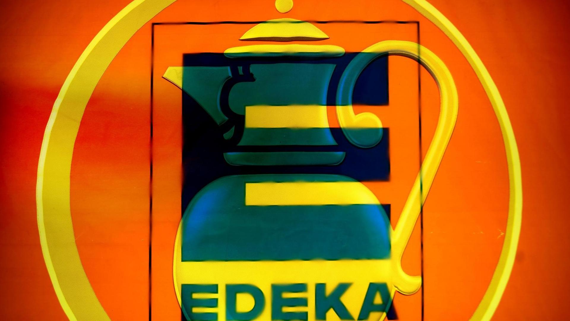 Tragetaschen der Supermarktketten Edeka und Kaiser's Tengelmann liegen übereinander auf einem Leuchtkasten.