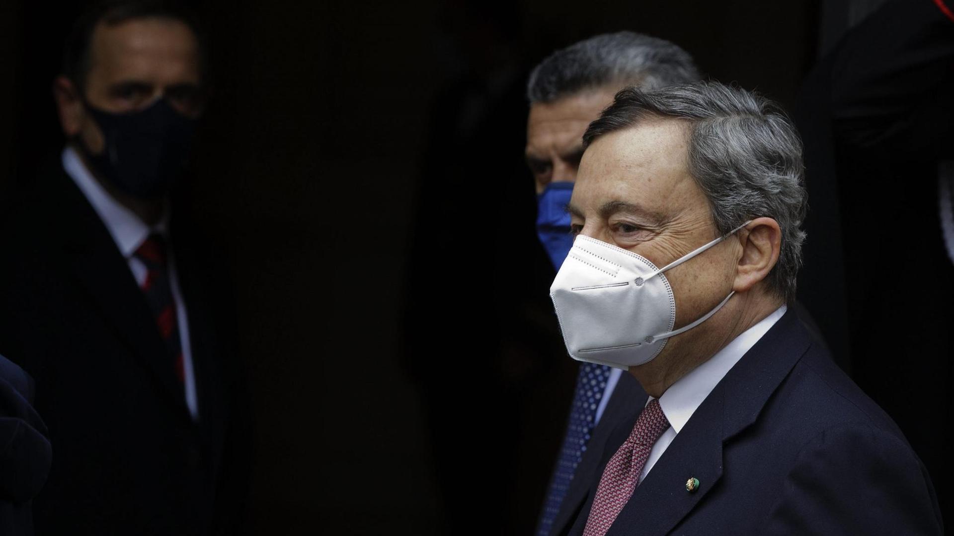 Italiens Premierminister kommt mir FFP2-Maske am Senatsgebäude an.