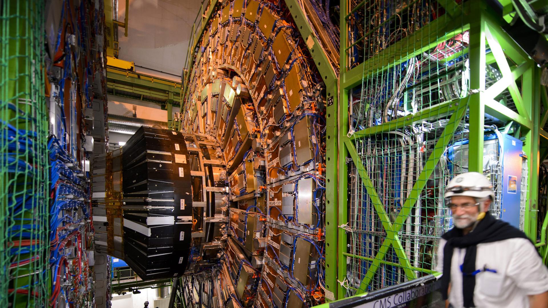Blick in den Teilchenbeschleuniger Large Hadron Collider (LHC) am Kernforschungszentrum Cern.