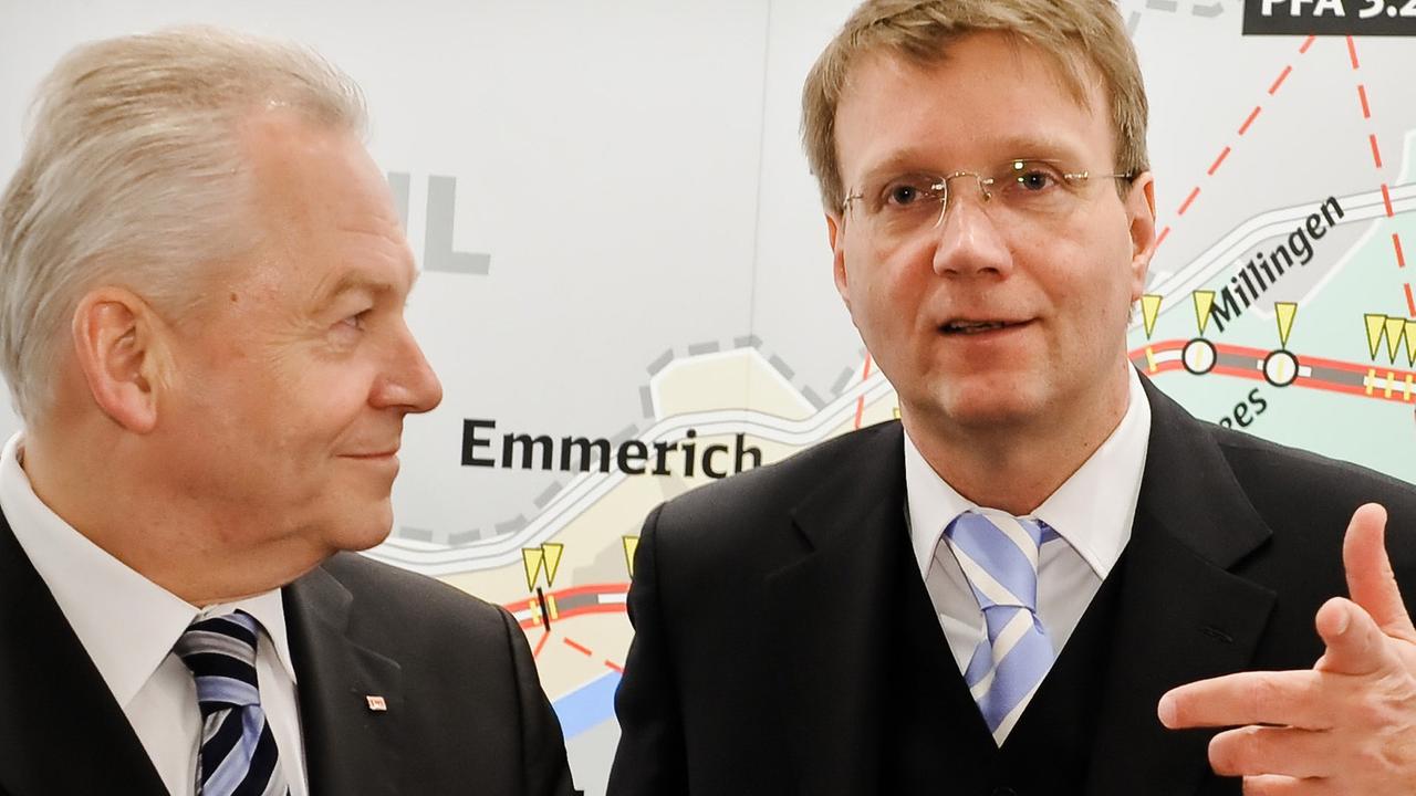 Bahnchef Rüdiger Grube und der damalige Kanzleramtsminister Ronald Pofalla stehen vor einer Karte mit Bahnstrecken.