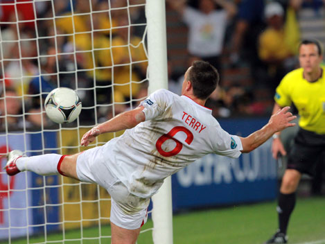 Englands John Terry kickt im UEFA Euro 2012 Vorrundenspiel gegen die Ukraine den Ball aus dem Tor.