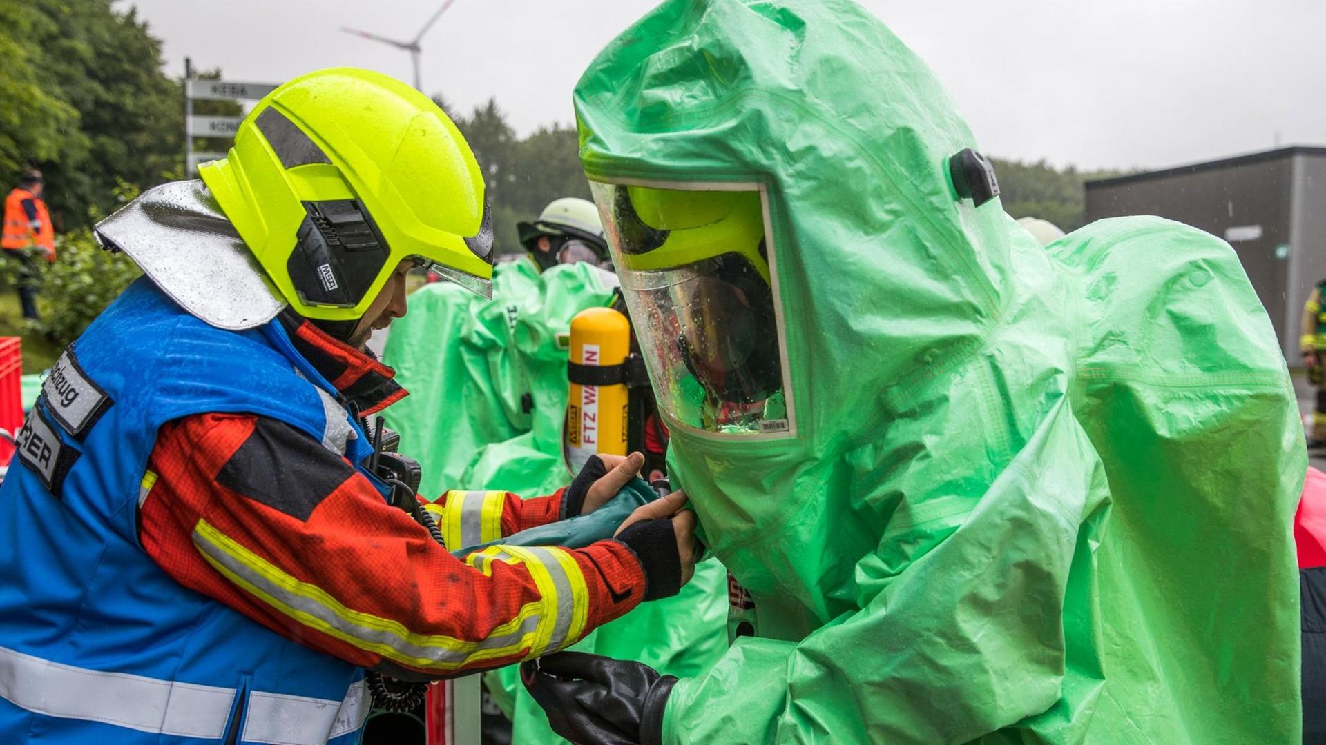 Feuerwehrleute üben für den Notfall auf der Deponie Ihlenberg nach einem angenommenen Chemieunfall. 01.07.2017, Mecklenburg-Vorpommern, Schönberg.