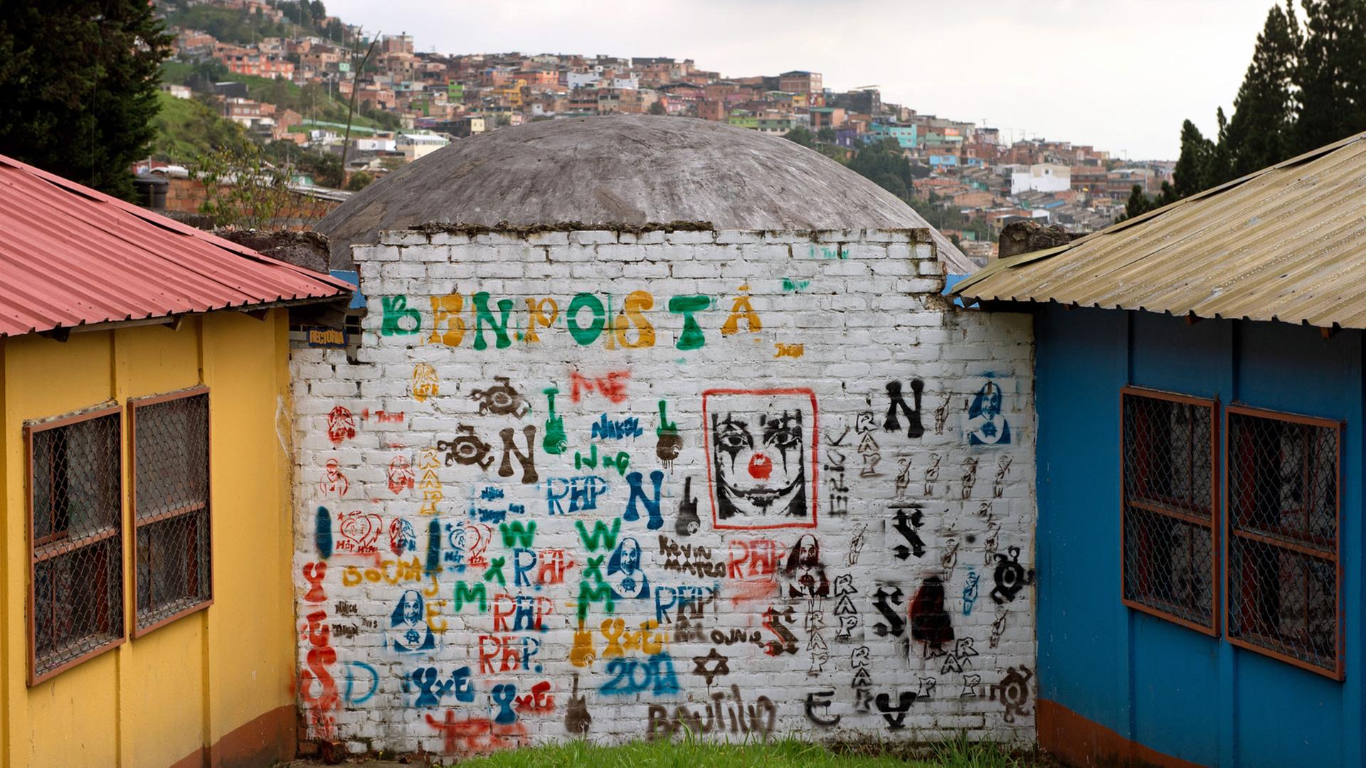 Eine bemalte Wand im Projekt "Kinderrepublik Benposta" in Bogota in Kolumbien. In der Kinderrepublik wohnen Minderjährige, die als Kindersoldat rekrutiert worden waren oder rekrutiert werden sollten und vor der Gewalt und den Paramilitärs geflohen 
