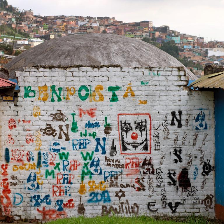 Eine bemalte Wand im Unicef-Projekt "Kinderrepublik Benposta" in Bogota in Kolumbien. In der Kinderrepublik wohnen Minderjährige, die als Kindersoldat rekrutiert worden waren oder rekrutiert werden sollten und vor der Gewalt und den Paramilitärs geflohen sind.