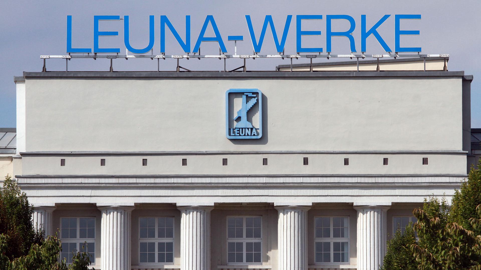 Blick auf das Hauptgebäude der ehemaligen Leuna Werke am 01.09.2012.