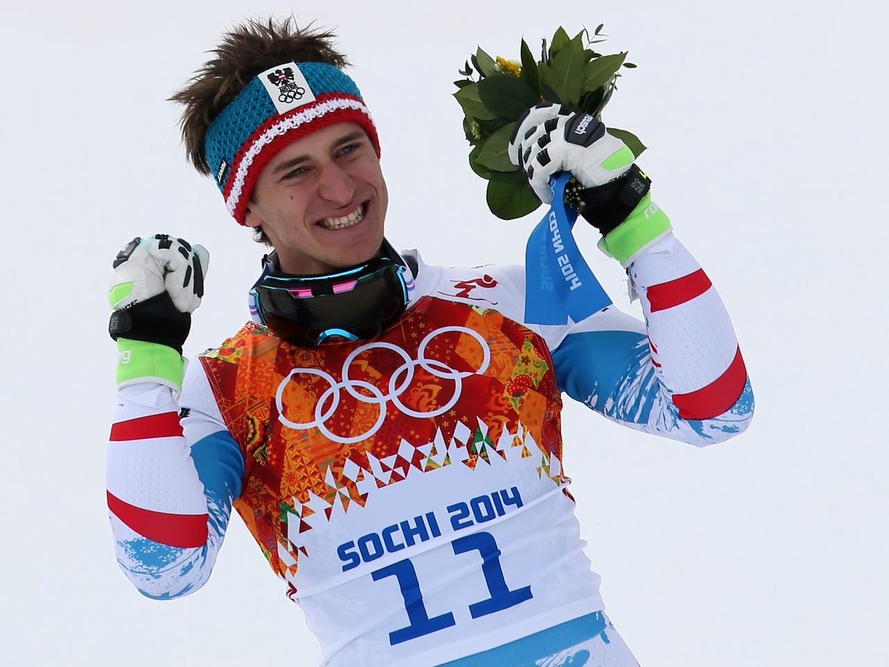 Der Ski-Rennfahrer Matthias Mayer jubelt mit Blumenstrauß in der Hand