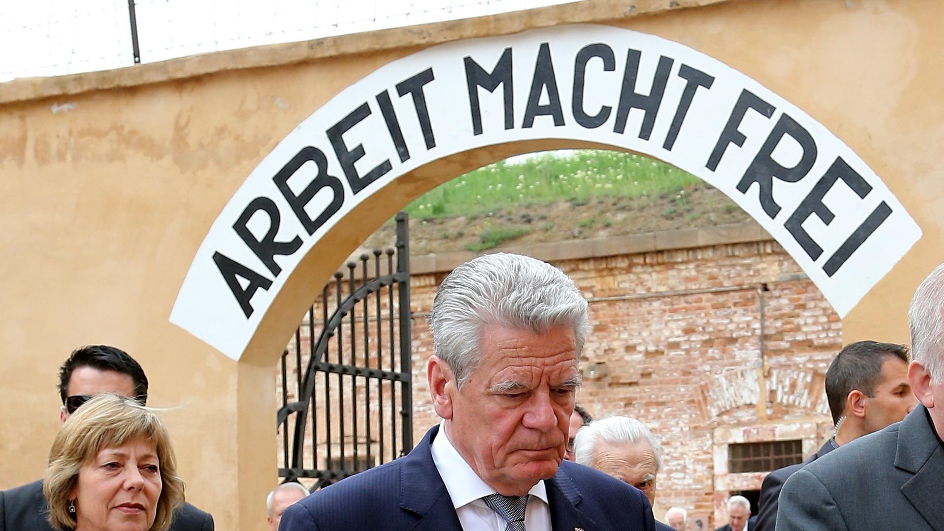 Bundespräsident Joachim Gauck und seine Lebensgefährtin Daniela Schadt besuchen am 06.05.2014 die Gedenkstätte des ehemaligen Konzentrationslagers Theresienstadt. Das deutsche Staatsoberhaupt hält sich zu einem viertägigen Staatsbesuch in Tschechien auf. 