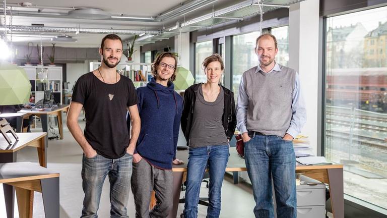 Das Kernteam der Synthro eG im neuen Coworking M1 am Mainzer Hauptbahnhof. Von links nach rechts: Florian Hupf, Felix Blum, Lena Weissweiler, Thomas Hahner.